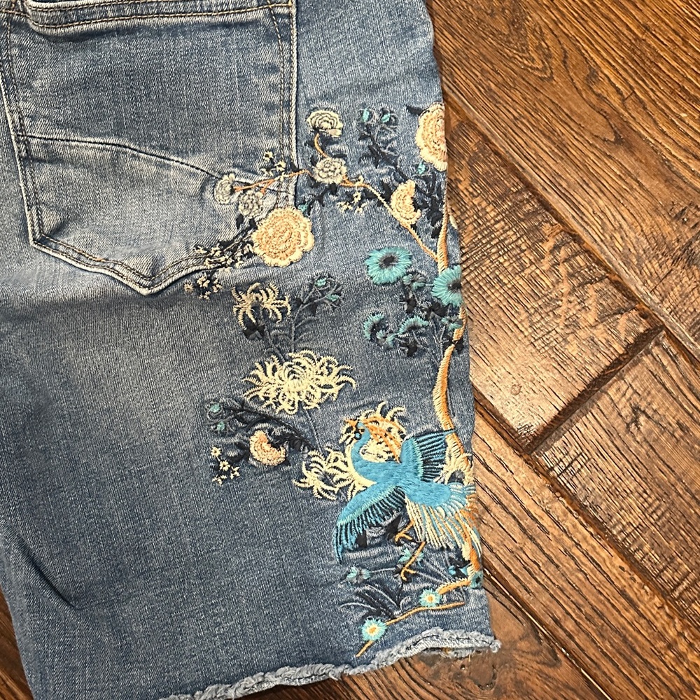 DRIFTWOOD Blue Embroidered birds of paradise Bermuda Jean Shorts - Picture 5 of 6